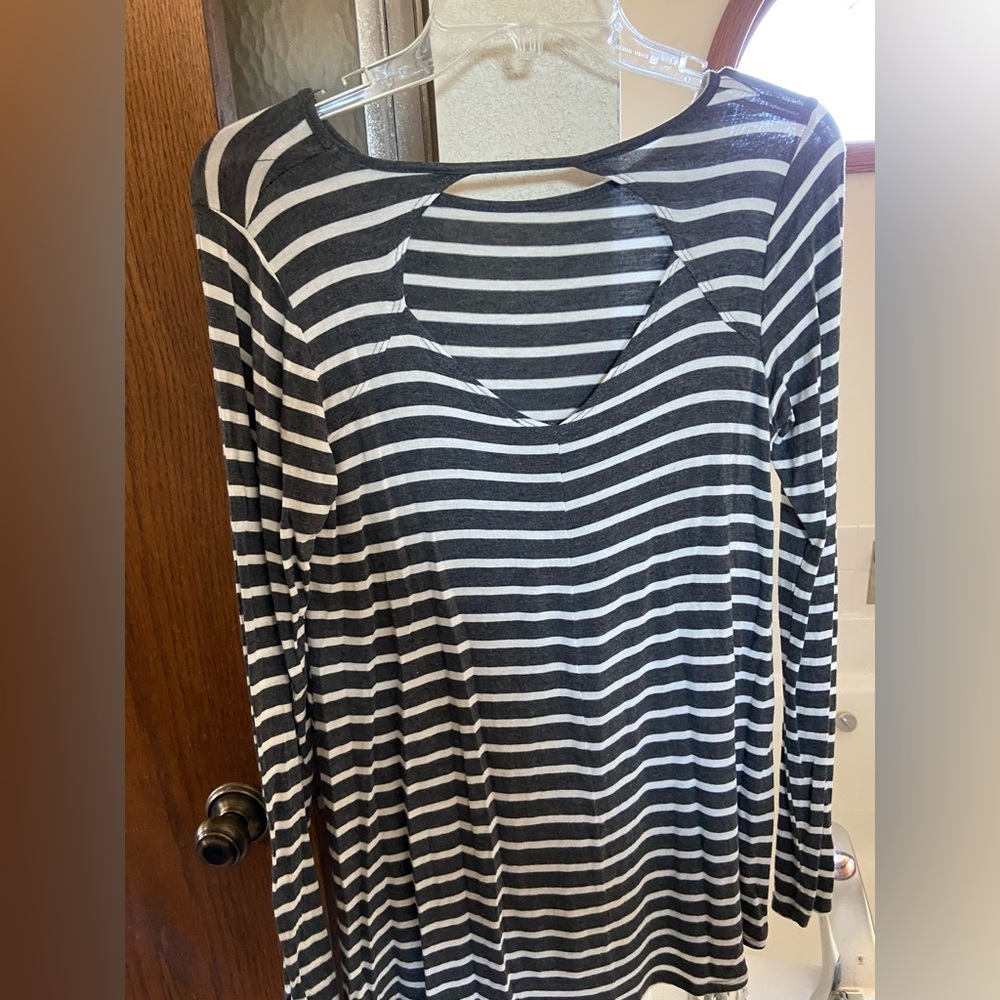 Long sleeve tunic top with cutout back! Grey/white! See through!